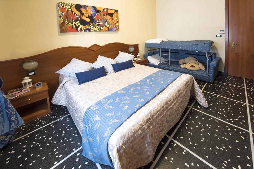 Hotel Bristol Лаваня Екстериор снимка