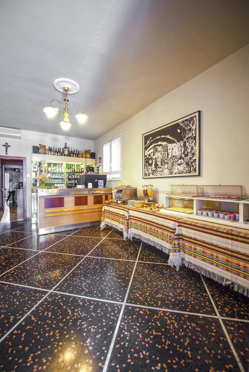 Hotel Bristol Лаваня Екстериор снимка
