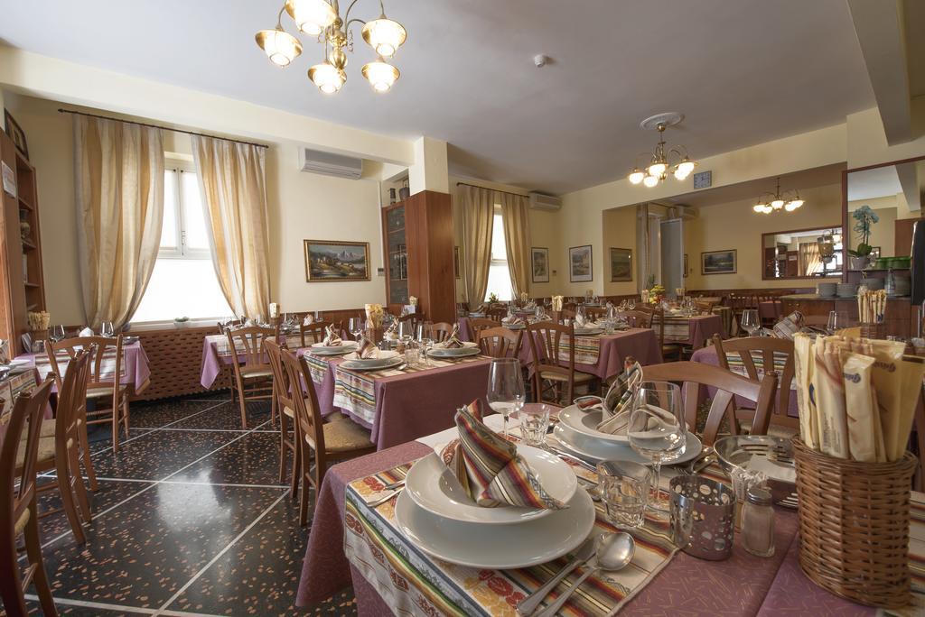 Hotel Bristol Лаваня Екстериор снимка